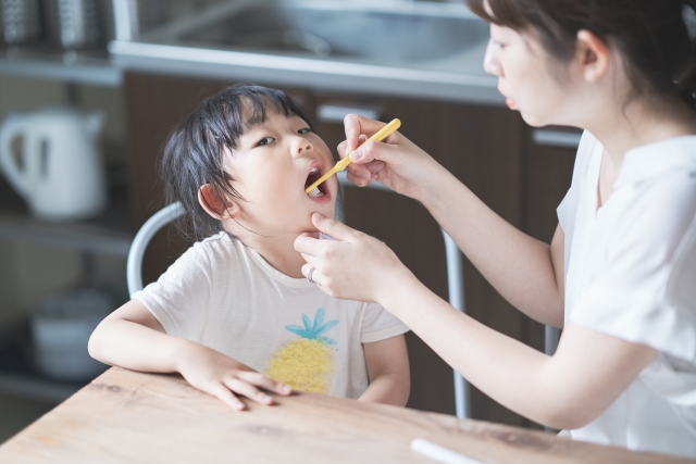 歯みがきをする子供