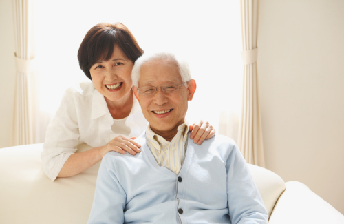 笑顔の中年夫婦