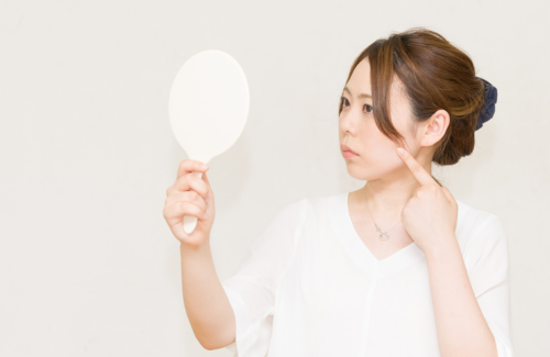 フェイスラインを気にする女性